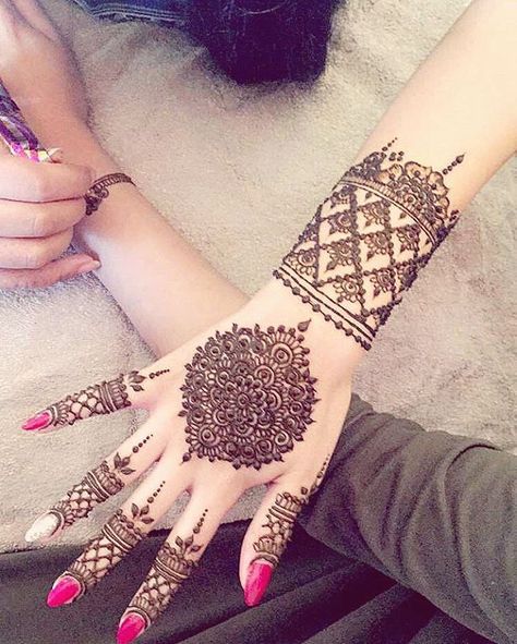 35 Beautiful Mehndi Designs (Henna Hand Art)